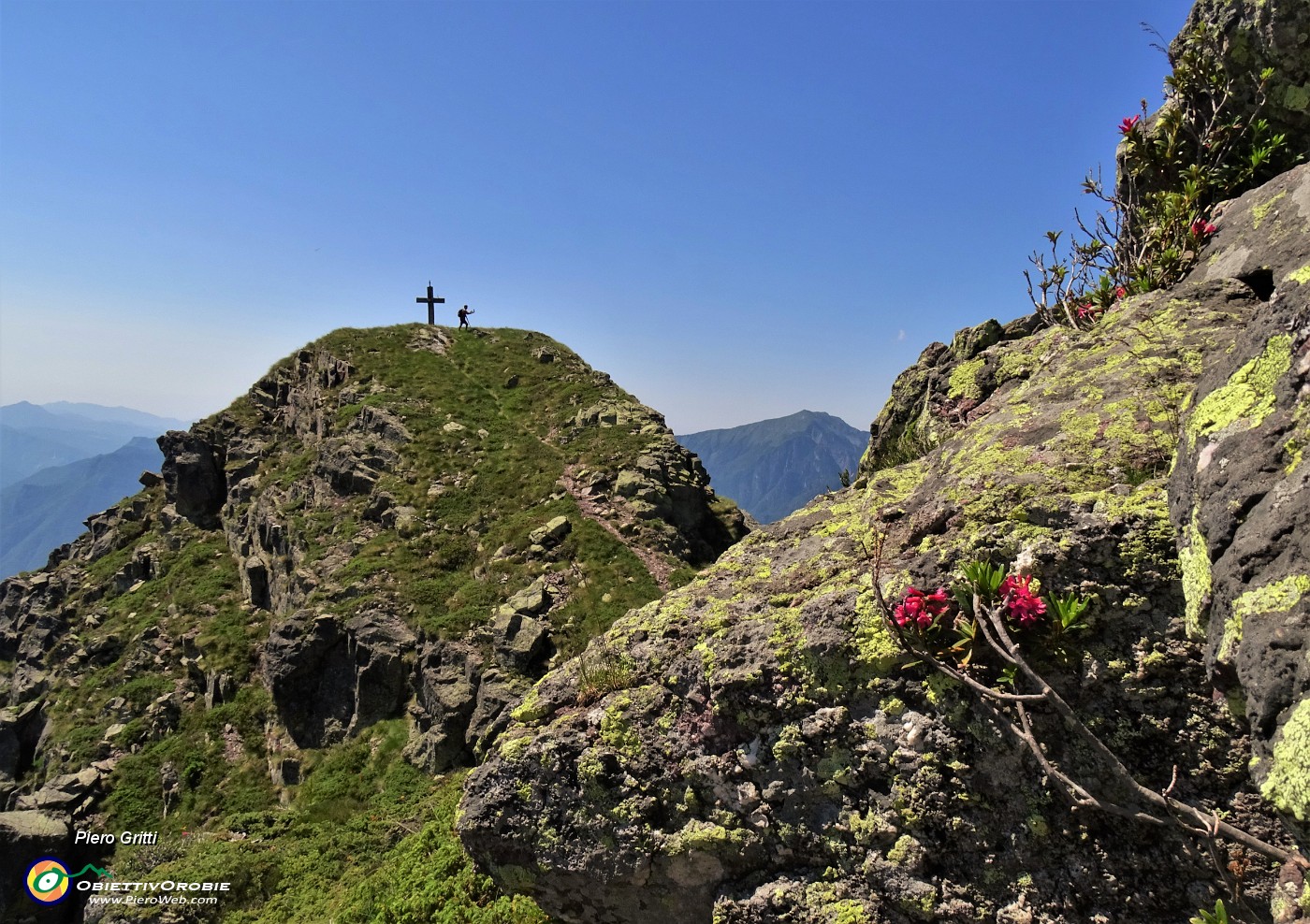 37 Salita con attenzione al torrione del Mincucco con croce (1832 m).JPG